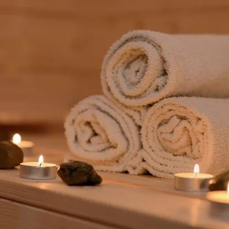 Modernes Mit Pool, Whirlpool, Sauna Und Balkon Fur 6 Personen, Klimatisiert