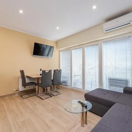 Modernes Mit Pool, Whirlpool, Sauna Und Balkon Fur 6 Personen, Klimatisiert Sukošan