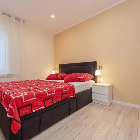 アパート Modernes Mit Pool, Whirlpool, Sauna Und Balkon Fur 6 Personen, Klimatisiert Sukošan