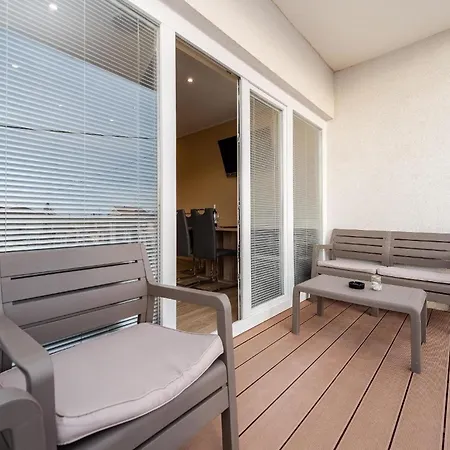 Modernes Mit Pool, Whirlpool, Sauna Und Balkon Fur 6 Personen, Klimatisiert アパート Sukošan