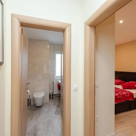 Modernes Mit Pool, Whirlpool, Sauna Und Balkon Fur 6 Personen, Klimatisiert Sukošan