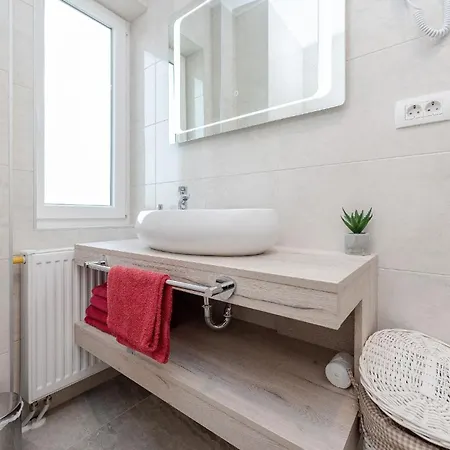 Modernes Mit Pool, Whirlpool, Sauna Und Balkon Fur 6 Personen, Klimatisiert アパート
