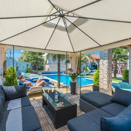 Modernes Mit Pool, Whirlpool, Sauna Und Balkon Fur 6 Personen, Klimatisiert * Sukošan