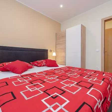 Modernes Mit Pool, Whirlpool, Sauna Und Balkon Fur 6 Personen, Klimatisiert
