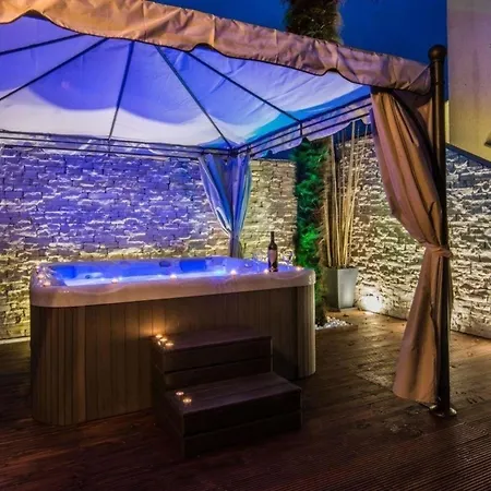 Modernes Mit Pool, Whirlpool, Sauna Und Balkon Fur 6 Personen, Klimatisiert アパート Sukošan