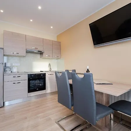 Modernes Mit Pool, Whirlpool, Sauna Und Balkon Fur 6 Personen, Klimatisiert Appartement