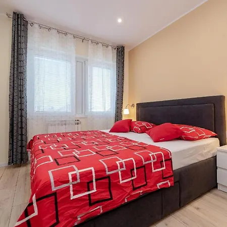 Modernes Mit Pool, Whirlpool, Sauna Und Balkon Fur 6 Personen, Klimatisiert Sukošan