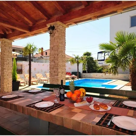 Modernes Mit Pool, Whirlpool, Sauna Und Balkon Fur 6 Personen, Klimatisiert
